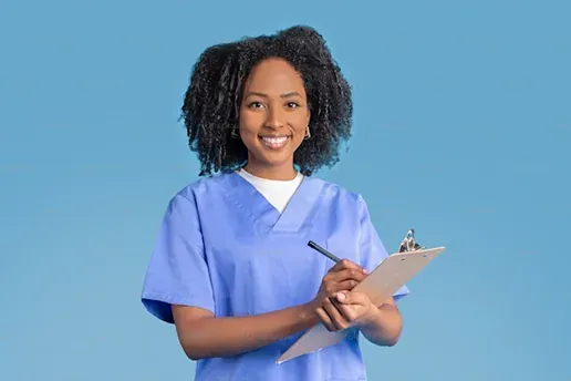 Infirmière souriante tenant un presse-papier