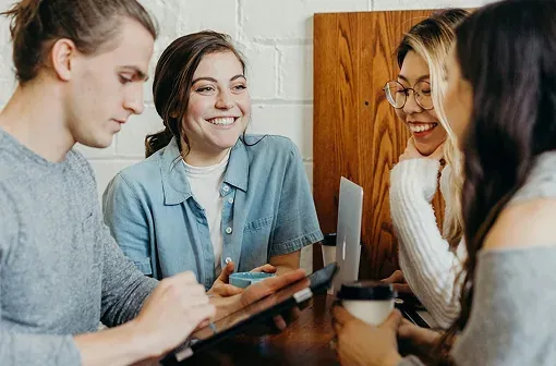 Groupe de jeunes professionnels échangeant
