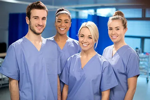Équipe d'infirmiers souriants